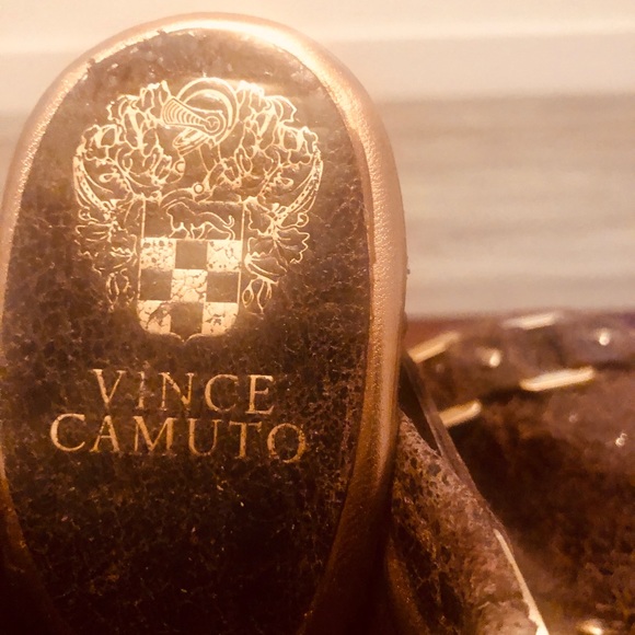 Slightly used clog. - Picture 3 of 5